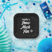 Familie Sneeuw Veel Leuke Sneeuwvlokken Op Zwart Papieren Bordje (Feest)