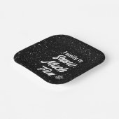 Familie Sneeuw Veel Leuke Sneeuwvlokken Op Zwart Papieren Bordje (Gebogen)