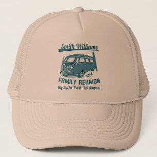 Familie strandreünie in vintage surfbus trucker pet