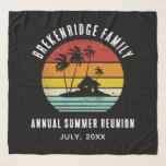 Familie Summer Reunion Beach House Matching Sjaal<br><div class="desc">Op vakantie naar een familievakantie? Pas deze retro-design aan voor het hele gezin door uw familienaam of aangepaste tekst en het jaar van het avontuur toe te voegen. Ik hoop dat het niet alleen gaat om het coole ontwerp dat je opviel, maar het feit dat je het nooit in een...</div>