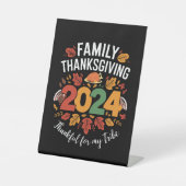 Familie Thanksgiving 2024 Dankbaar voor mijn famil Reclamebord Met Voetstuk (Voorkant)
