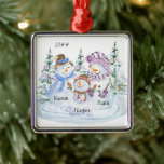 Familie van 3 Cute Snowman Persoonlijke Kerstmis Metalen Ornament<br><div class="desc">Op maat gesneden kerstversiering voor een gezin van 3. Het ontwerp bevat een vrolijke trio sneeuwmannen omgeven door kerstbomen en je kunt het personaliseren met het jaar en je namen.</div>