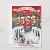 Familie van 4 Kerstkousen Foto Baby First Feestdagenkaart (Voorkant)