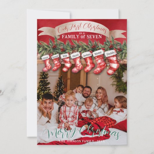 Familie van 7 Kerstkousen Foto Baby First Feestdagenkaart (Voorkant)