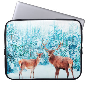 Familie van edelherten in een sneeuwwinter. Kerstm Laptop Sleeve