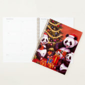 Familie van panda's opent kerstcadeaus planner (Display)