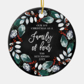 Familie van vier gepersonaliseerde Rustic Holly Wr Keramisch Ornament (Voorkant)