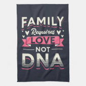 Familie vereist liefde zonder DNA-adoptie Theedoek (Verticaal)