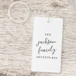 Familieavonturen | Oorspronkelijk modern minimalis Sleutelhanger<br><div class="desc">Deze sleutelhanger is speciaal voor uw geweldige en dagelijkse familieavonturen en biedt de perfecte cadeau of vakantie-accessoire! Het ontwerp is voorzien van een handgeschreven schrijftypografie en is een moderne,  minimalistische stijl voor elke leuke en stijlvolle familie! #family #avventures #custom #sleutelhanger</div>