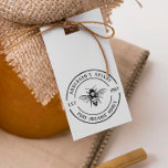 Familiebezit Apiary Rustic Round Honey Stamp Rubberstempel<br><div class="desc">Robuuste productzegels voor uw labels, etiketten, papieren zakken en nog veel meer! Dit ontwerp is voorzien van een ronde rand, uw bijendetails en een handgetekende hommel. Maak uw eigen honingstempel door op "Deze sjabloon personaliseren" te klikken en de tekst in de vakken sjabloon te wijzigen. Uitzicht het collectie op deze...</div>