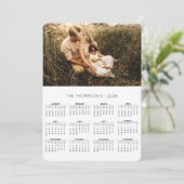Familiefoto 2026 Kalender 12 maanden Monogram Feestdagenkaart (Staand voorkant)