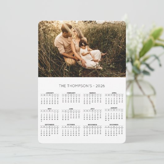 Familiefoto 2026 Kalender 12 maanden Monogram Feestdagenkaart (Staand voorkant)