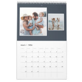 Familiefoto collage rustige monogram marineblauw kalender (Mar 2026)