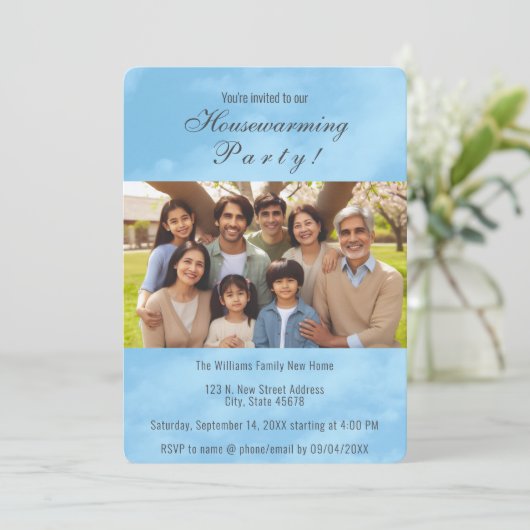 Familiefoto en Blue Sky Housewarming Uitnodiging (Staand voorkant)