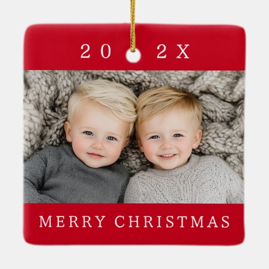 Familiefoto en jaarrood Vrolijk Kerstfeest Keramisch Ornament (Achterkant)