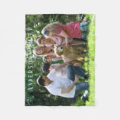 Familiefoto en naam personaliseren, witte tekst fleece deken (Voorkant)
