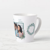 Familiefoto eucalyptus greenery witte naam latte mok (Rechterhoek)