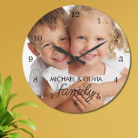 Familiefoto Grote Klok<br><div class="desc">Deze stijlvolle klok is voorzien van een familiefoto, met elegante scripttypografie. Gemakkelijk aan te passen met uw foto en naam. Maakt een geweldige familie aandenken en een geschenk voor grootouders.</div>