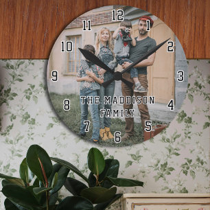 Familiefoto met moderne vetgedrukte typografie  ronde klok