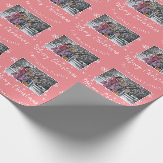 Familiefoto Roze Vrolijk Kerstscript Cadeaupapier (Hoek)