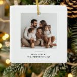 Familiefoto & vrolijk en helder minimalistisch keramisch ornament<br><div class="desc">Vier de feestdagen met een persoonlijk tintje met behulp van deze Family Photo & Merry en Bright Minimalistic Christmas Ornament. Dit ornament heeft een strak, modern design met de uitdrukking "Merry and Bright" elegant weergegeven naast uw favoriete familiefoto en brengt een eigentijdse en stijlvolle touch aan uw vakantiedecor. Perfect voor...</div>