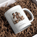 Familiefoto & vrolijk en helder minimalistisch koffiemok<br><div class="desc">Geniet van uw vakantiedranken in stijl met onze Familiefoto & Vrolijk en Heldere Minimalistische Kerst Mok. Met een schoon, modern design met "Merry and Bright" en een ruimte voor uw favoriete familiefoto, is deze gepersonaliseerde mok de perfecte manier om een feestelijke en persoonlijke touch toe te voegen aan uw ochtendkoffie...</div>