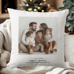 Familiefoto & vrolijk en helder minimalistisch kussen<br><div class="desc">Voeg een persoonlijk tintje toe aan uw vakantiedecor met onze Family Photo & Merry en Bright Minimalistic Christmas Pillow. Met een strak, schoon ontwerp met de uitdrukking "Merry and Bright" en een ruimte voor uw favoriete familiefoto, brengt dit kussen warmte en stijl naar elke kamer. Perfect voor woonkamers, slaapkamers of...</div>