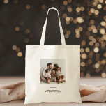 Familiefoto & vrolijk en helder minimalistisch tote bag<br><div class="desc">Draag vakantie juichen waar je ook gaat met onze Familie Foto & Vrolijk en Helder Minimalistische Kerst Canvas tas. Met een strak design met de uitdrukking "Merry and Bright" en een ruimte voor uw favoriete familiefoto, is dit gepersonaliseerde tas zowel stijlvol als functioneel. Ideaal voor vakantie winkelen, het dragen van...</div>