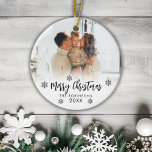 Familiefoto Vrolijk Kerstscript Sneeuwvlokken Keramisch Ornament<br><div class="desc">Elegant Modern Zwart Wit Hand Lettered Script "Merry Christmas" Familie Foto Ornament. Bevat een familiefoto,  een vrolijke kersttekst die is geschreven in handgeschreven kalligrafiescript,  sneeuwvlokken en jaar op foto overlay (in zwart-wit). Makkelijk te personaliseren. Fototip: snijd je foto in vierkante vorm voordat je hem uploadt.</div>