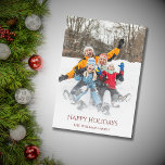 Familiefoto Winter Scene Modern Christmas Feestdagenkaart<br><div class="desc">Moderne Family Photo vakantiepas, met een thema voor de winterscène en rood typografisch ontwerp. Met aanpasbare rode letters kunt u uw eigen tekst toevoegen. Je verandert de foto ook met je eigen foto om het uniek te maken. Geweldig voor het verzenden van vakantie- of kerstwensen naar geliefden ver en in...</div>