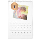 Familiefotocollage 2026 monogrammed wit kalender (Mar 2027)
