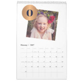 Familiefotocollage 2026 monogrammed wit kalender (Feb 2027)
