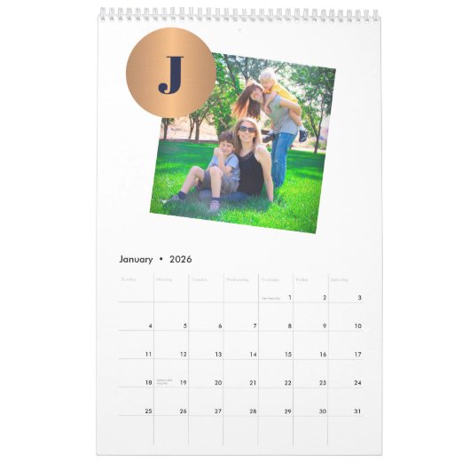 Familiefotocollage 2026 monogrammed wit kalender (Jan 2026)