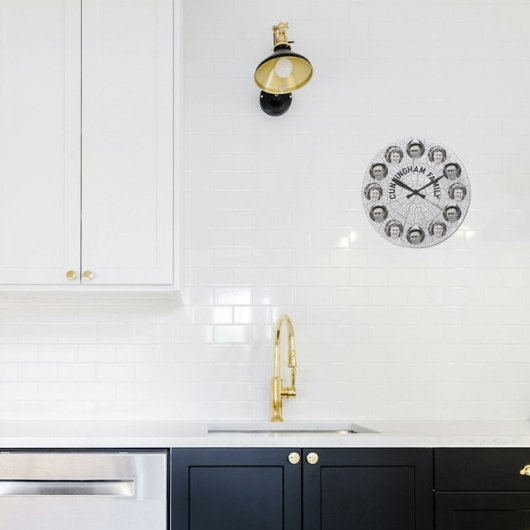 Familiefotoorcirkels op foto van boomplak grote klok