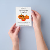 Familiejaarlijkse pompoenpartij carbiopuitnodiging flyer (Hand)