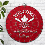 Familienaam | Aangepaste Canadese maaple Leaf Dartbord<br><div class="desc">Super pret "welkom in het meer huisje" op maat gemaakt dart board met een patriottisch Canadees maple leaf ontwerp met gekruiste oren en een anker. Verander de naam,  het jaar en de naam van je vakantieweg (strandhuis,  huisje,  zomerhuis,  enz.) om dit een prachtig uniek geschenk te maken.</div>