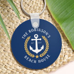 Familienaam Beach House Anchor Gold Laurel Navy Sleutelhanger<br><div class="desc">Een stijlvolle, nautische Sleutelhanger met uw persoonlijke familienaam en uw strandhuis, meerhuisje of andere gewenste tekst met de afgesproken datum. Biedt een speciaal ontworpen bootanker met gouden laurelbladeren en een ster op blauw jachtblauw of pas de basiskleur eenvoudig aan om aan te passen aan uw huidige decor of thema. Ideaal...</div>