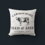 Familienaam Boerderij Stijl Feed & Seed Kussen<br><div class="desc">Klassieke typografie en een  koe-ets geven dit moderne kussen in boerderijstijl een hoop charme. Personaliseer de gebogen naam,  het jaar en de locatie tekst voor een echt one of a kind cadeau en home decor accent.</div>