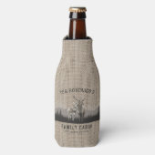 Familienaam Cabin Deer Pine Tree Forest Burlap Flesjeskoeler (Fles Voorkant)
