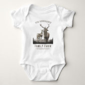 Familienaam Cabin Deer Pine Tree Mountains Romper (Voorkant)