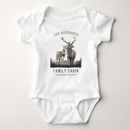 Familienaam Cabin Deer Pine Tree Mountains Romper (Voorkant)