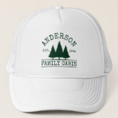 Familienaam Cabin Forest Green Pine Trees Trucker Pet (Voorkant)