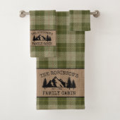 Familienaam Cabin Trees Sage Green Play Burlap Bad Handdoek (Insitu)