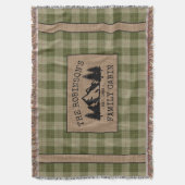 Familienaam Cabin Trees Sage Green Play Burlap Deken (Voorkant Verticaal)
