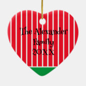 Familienaam en Jaar op Rode en Witte Strepen Keramisch Ornament (Achterkant)
