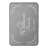 Familienaam Est. grijs badmat met elegante zwenkwi (Voorkant Verticaal)