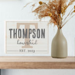 Familienaam Farmhouse Style Homestead Houten Kist Print<br><div class="desc">Dit mooie houten bord van een boerderij maakt een mooi cadeau voor familieleden of echtparen die trouwen. Met neutrale kleuren is dit teken ideaal voor verschillende spaties.</div>