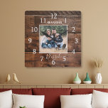 Familienaam Foto Rustic Wood Vierkante Klok<br><div class="desc">Een bijtende houtwuurklok die gepersonaliseerd is met familienaam en foto.</div>