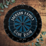 Familienaam Game Room Blue Dartbord<br><div class="desc">Gekleurde achtergrond met aangepaste naam en speelkamer in het midden van het bord. Andere kleuren zijn verkrijgbaar in de winkel.</div>