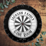 Familienaam Game Room White Dartbord<br><div class="desc">Gekleurde achtergrond met aangepaste naam en speelkamer in het midden van het bord. Andere kleuren zijn verkrijgbaar in de winkel.</div>